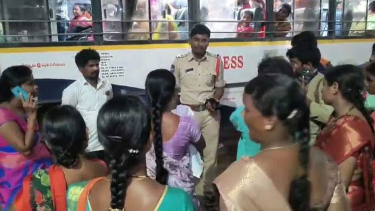 Women Fight In RTC Bus; One Loses Mangalsutra