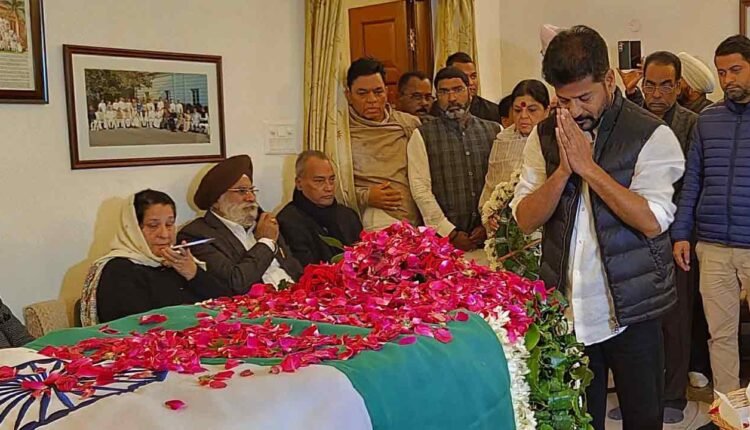 Revanth Reddy Pays Tribute To Manmohan Singh's Body