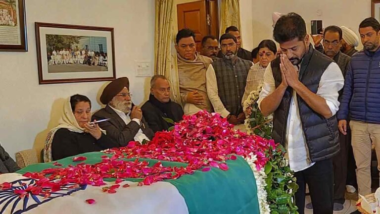 Revanth Reddy Pays Tribute To Manmohan Singh's Body