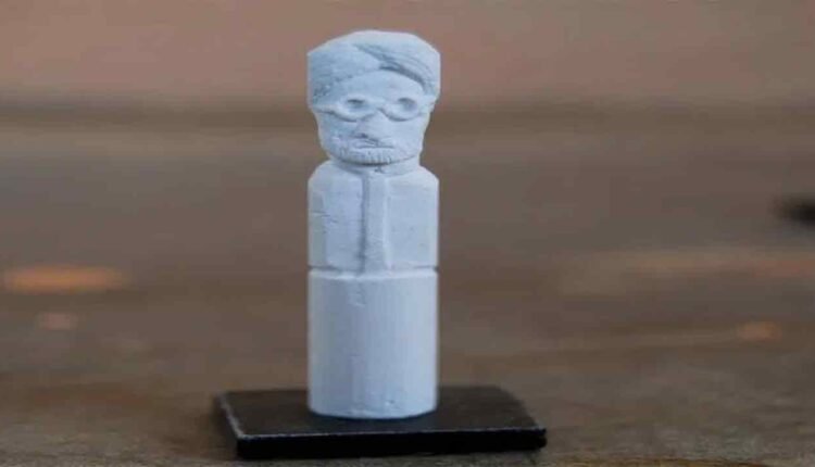 Micro Artiste Carves Manmohan Singh Image On A Piece Of Chalk