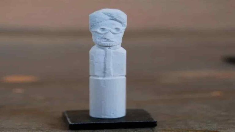Micro Artiste Carves Manmohan Singh Image On A Piece Of Chalk