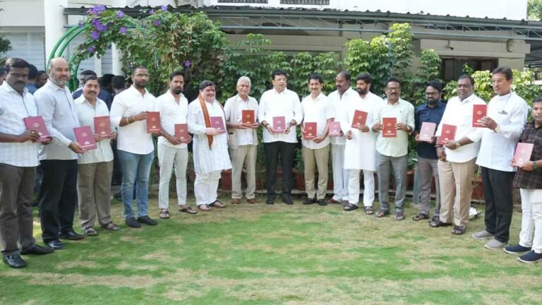 Ministers Ponnam Prabhakar And Sridhar Babu Release HUJ Diary