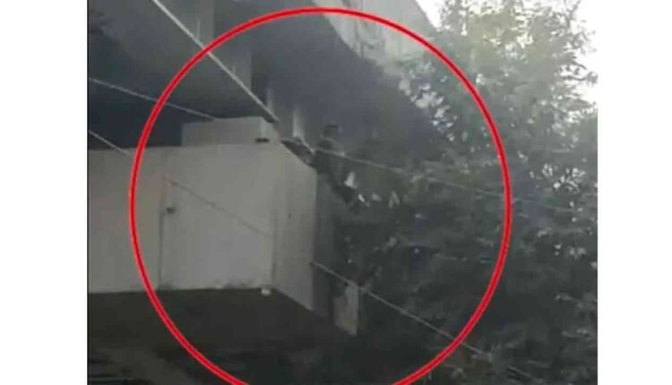 Thief Jumps Off Amberpet Flyover While Fleeing After Stealing