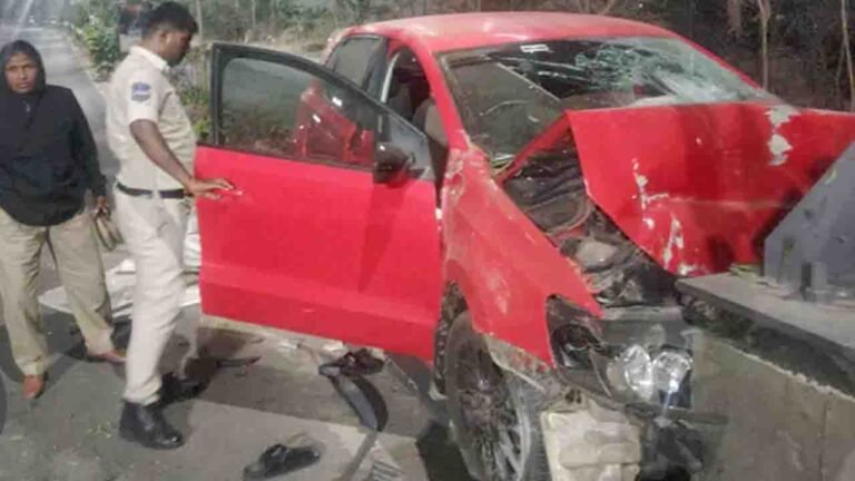 Narsingi: Two students injured in car accident