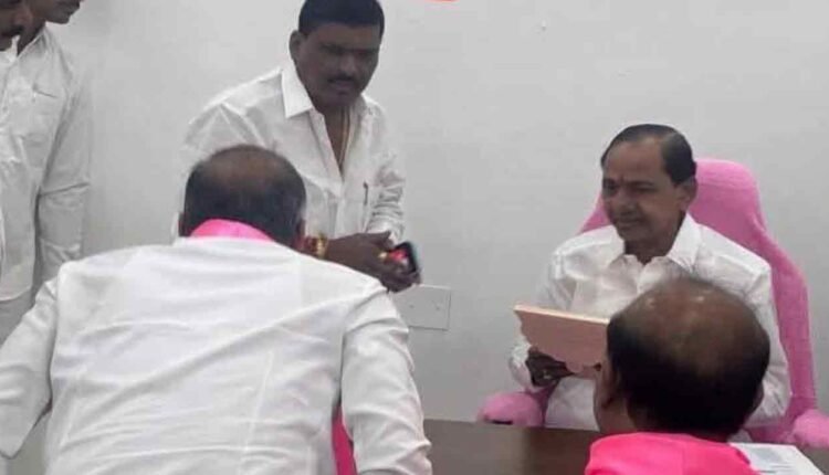 Congress MLA Mahipal Reddy Meets KCR, Triggers Speculation Of 'Ghar Wapsi' 