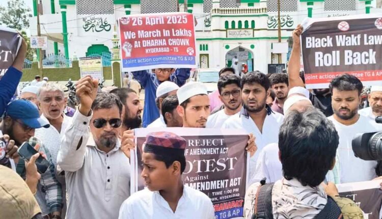Protest Against Waqf (Amendment) Act Near Makkah Masjid
