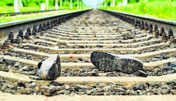 Father dies trying to save daughter from suicide at railway station