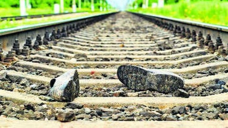 Father dies trying to save daughter from suicide at railway station