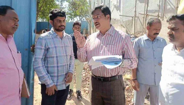 Tension in Madhapur as Residents Protest HYDRAA Eviction Survey Near Sunnam Cheruvu