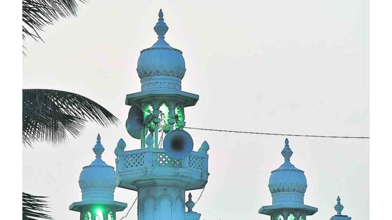 Mumbai Mosques Turn to 'Azan App' Amid Loudspeaker Restrictions, Bringing Real-Time Call to Prayer to Devotees