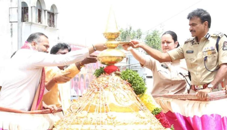 Lal Darwaza Bonalu: Commissioner CV Anand Takes Part in Festive Spirit