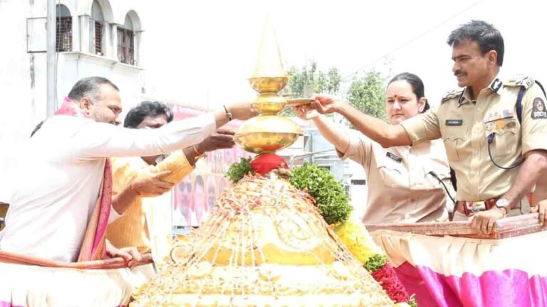 Lal Darwaza Bonalu: Commissioner CV Anand Takes Part in Festive Spirit