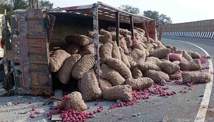 Traffic Chaos In Hyderabad As Onion Truck Overturned At Punjagutta