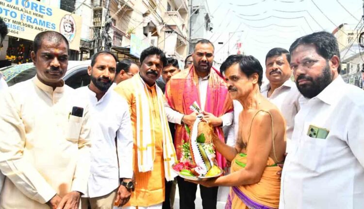 GHMC Commissioner R.V. Karnan Offer Special Prayers at Historic Lal Darwaza Mahankali Temple