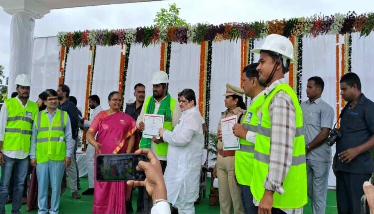 Rain: Husnabad Lineman Honored for Courageous Power Line Repairs