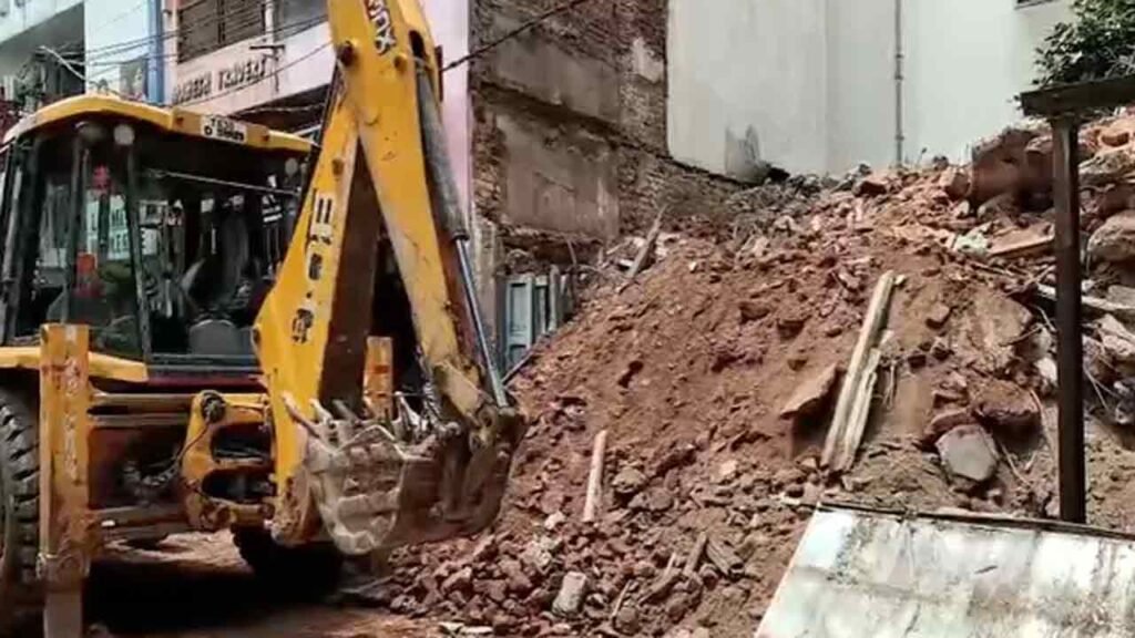 Hyderabad: Old Building Collapses in Begum Bazar, Major Mishap Averted