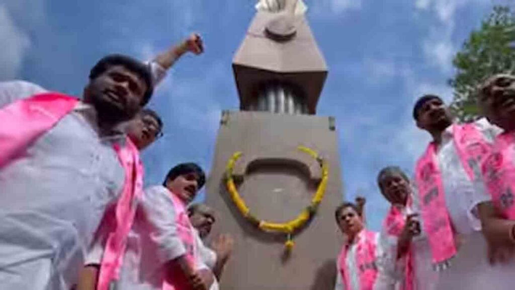 BRS Stages Protest With Empty Urea Bags At Gun Park: Blames Congress For Fertiliser Crisis