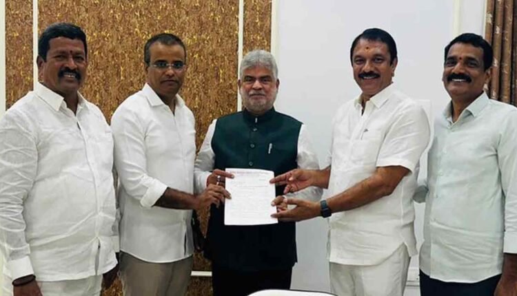 BRS MLAs Meet The Speaker Of The Legislative Assembly 