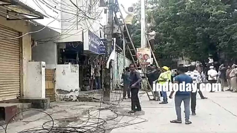 Hyderabad: Electricity Dept. Removes Dangerous Cables