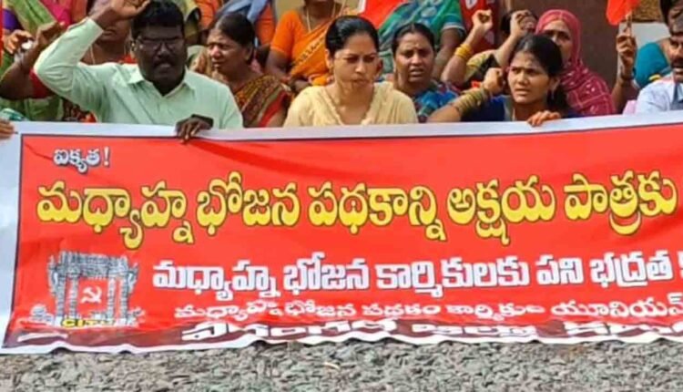 Tension At Konda Surekha's Residence As Midday Meal Workers Protest