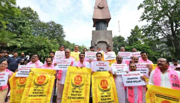 BRS Stages Protest With Empty Urea Bags At Gun Park: Blames Congress For Fertiliser Crisis