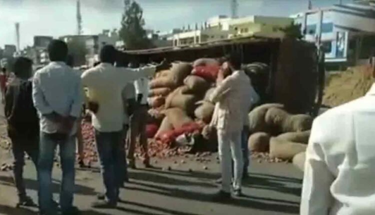 Onion Lorry Overturns, 6 Km Traffic Jam On Mumbai Highway