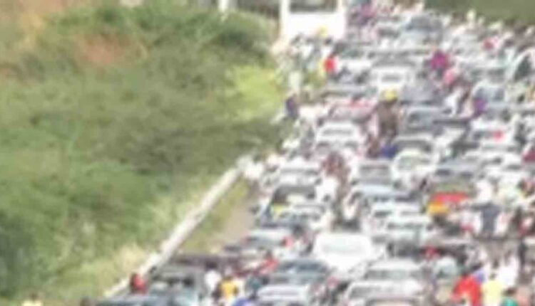 Tourists Queued Up At Nagarjuna Sagar: Huge Traffic Jam For 5 KMs