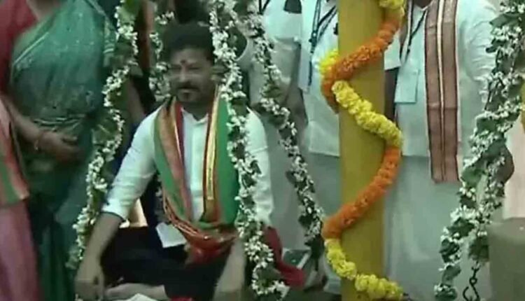 CM Revanth Visited Medaram Offer Special Pujas To Sammakka And Saralamma