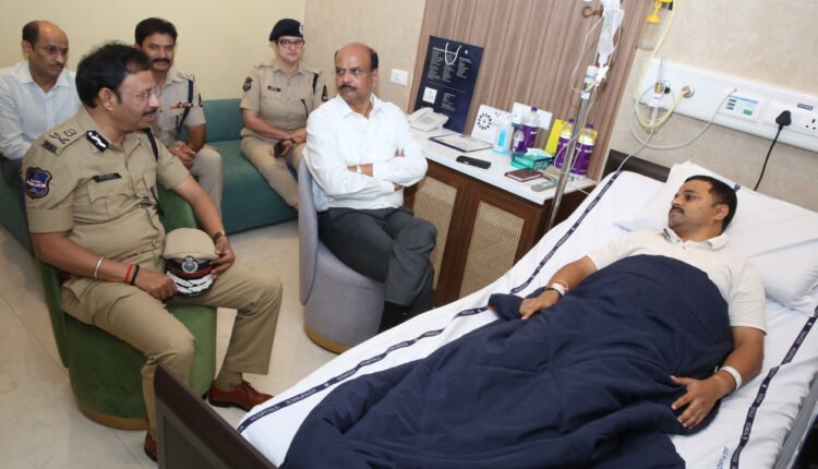 DGP Shivadhar Reddy hails bravery of DCP Chaitanya, gunman