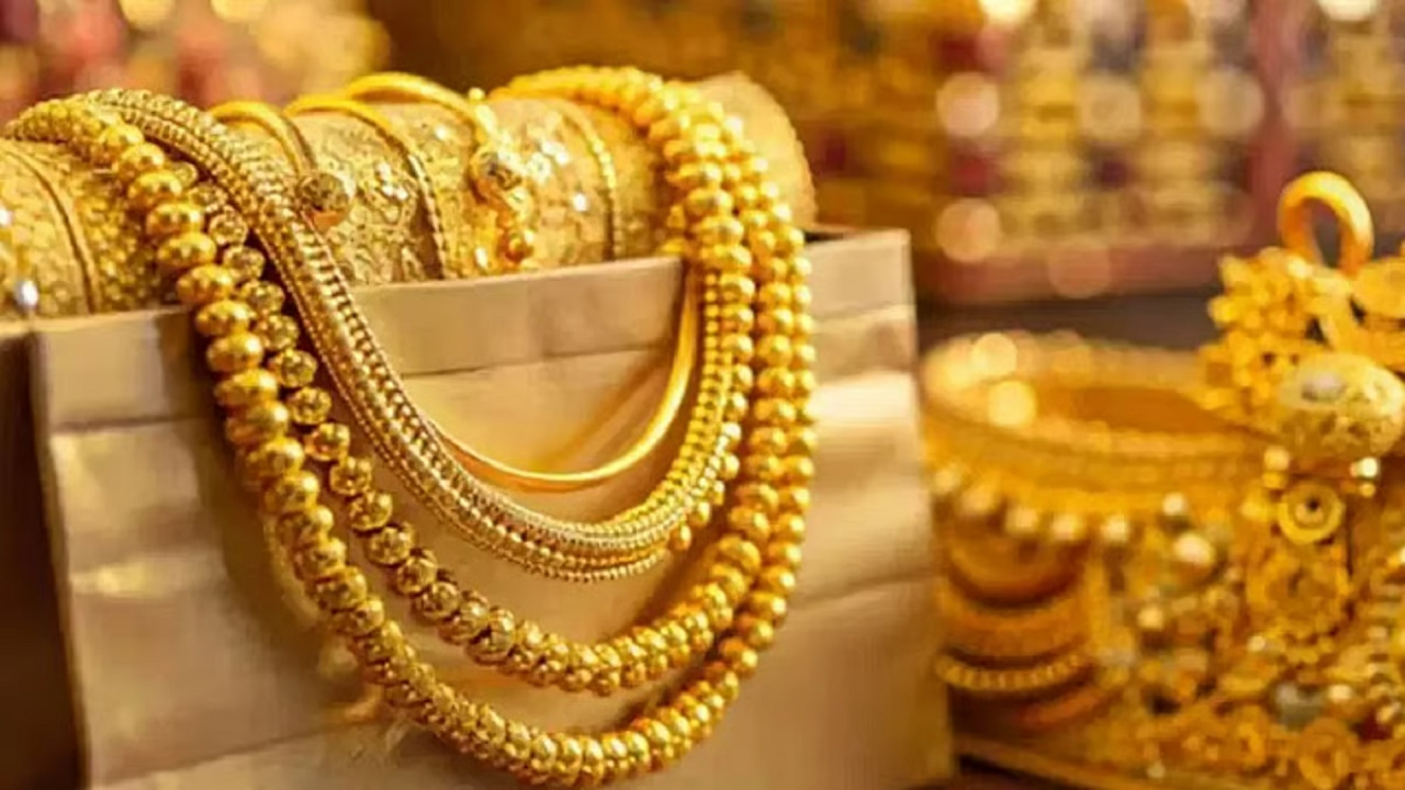 Gold Rates Slightly Falls In Hyderabad; Silver Stable