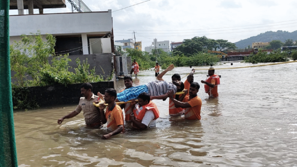 Cyclone Montha Hits Warangal; Hanamkonda Hard, Conolies Flooded!