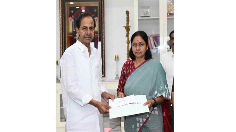 Jubilee Hills by-poll: KCR hands B-form, Rs 40 lakh cheque to BRS candidate