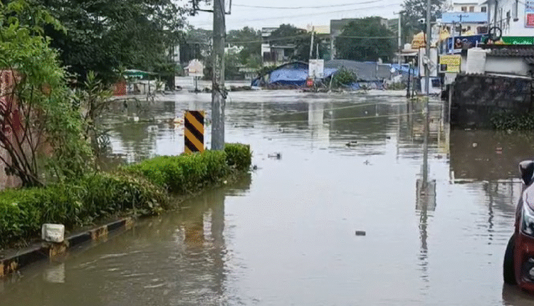 Cyclone Montha Hits Warangal; Hanamkonda Hard, Conolies Flooded!