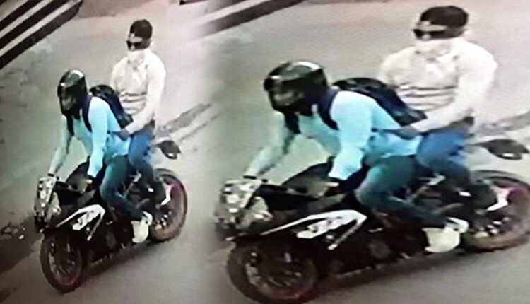 Gold Chain Snatched From Elderly Woman After Chilli Powder Attack In Jogipet