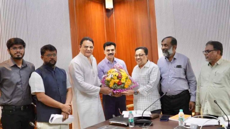 Azharuddin reviews Waqf Board; Umeed portal