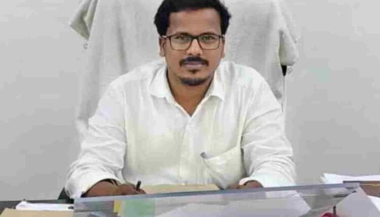 Chundur Deputy Tehsildar Chandrashekhar Caught By ACB While Taking Bribe Of Rs.20 Thousand