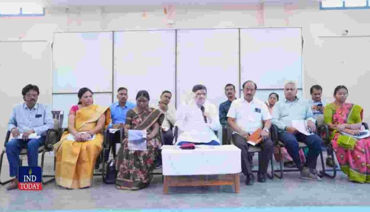 Ponnam Prabhakar Urges Fertilizer Supply to Farmers