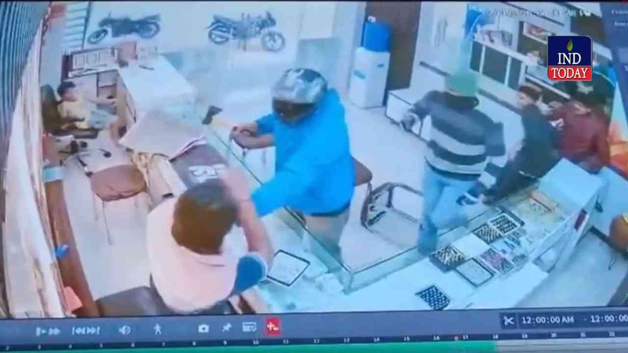 WATCH | Jewelry Shop Owner Foils Armed Robbery Attempt in Hyderabad