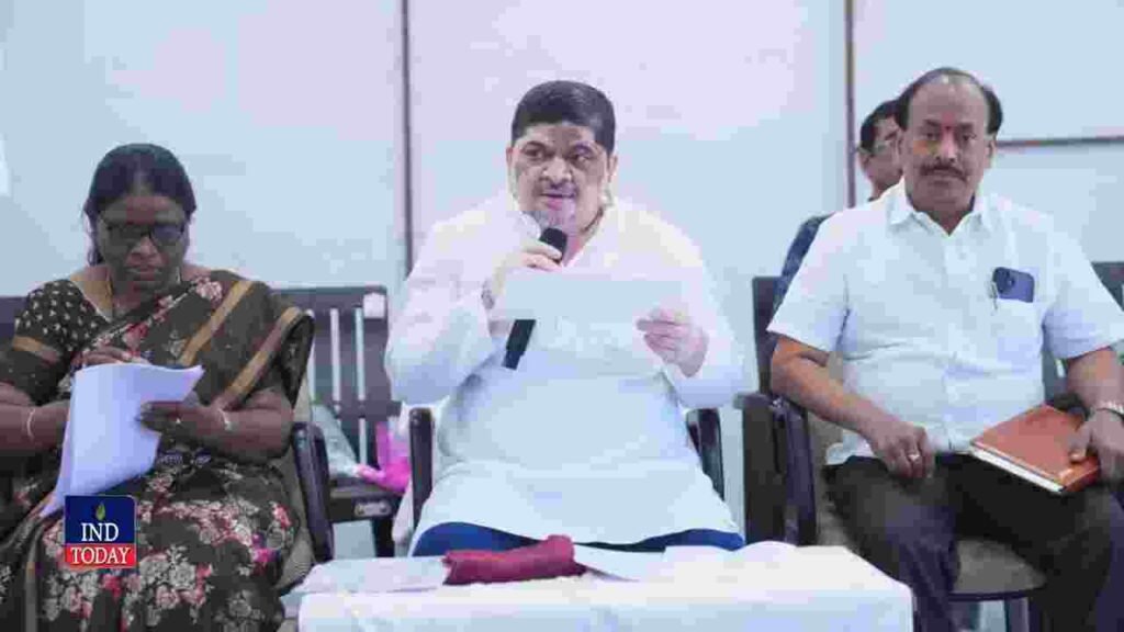 Ponnam Prabhakar Urges Fertilizer Supply to Farmers