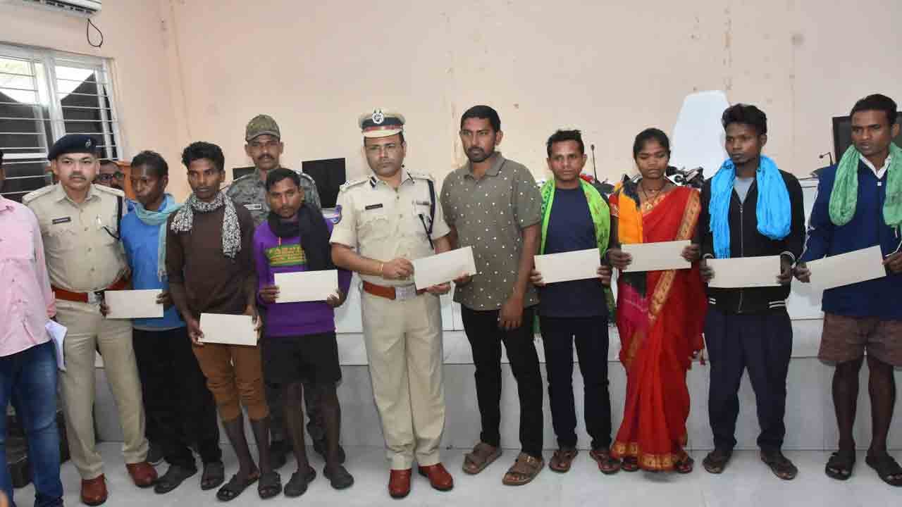 Maoists Surrender Before Ramagundam Police In Telangana