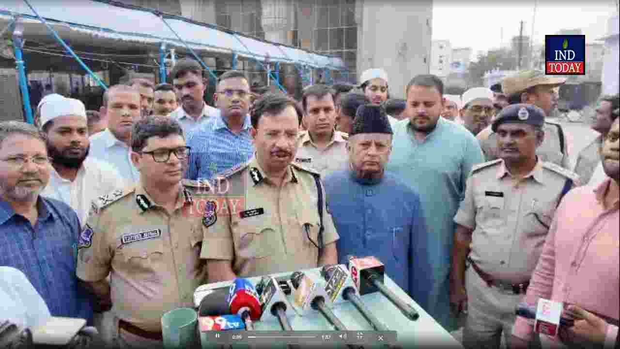 Hyderabad CP Reviews Ramzan Security At Makkah Masjid