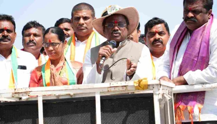 Dubbaka Municipal Elections: Vivek Venkatswamy Attacks BRS