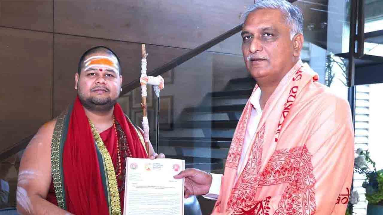 Swatmanandendra Saraswati Meets Harish Rao