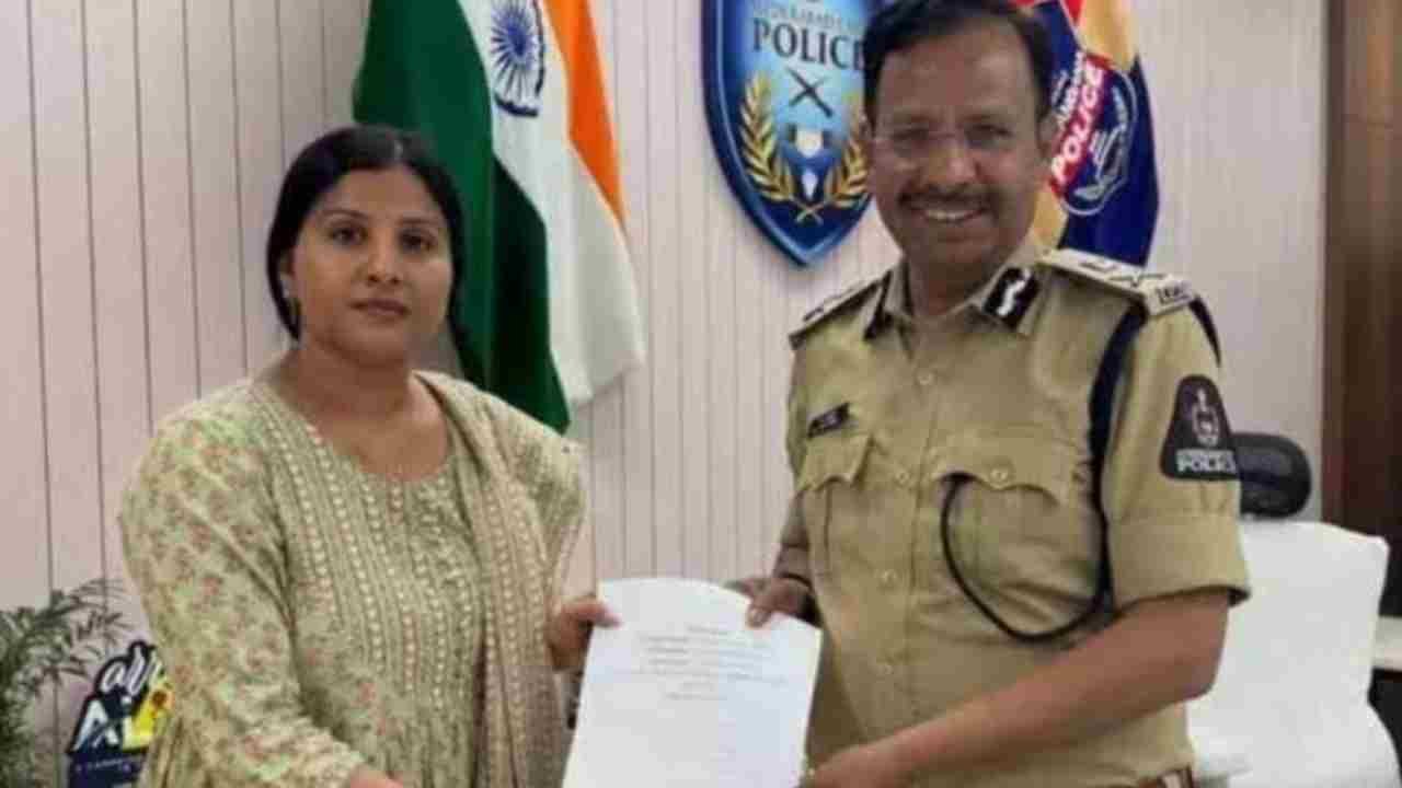  Singer Mangli met cp sajjanar, Files Complaint