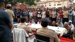 Charminar Police Warn Against Mamool Collection In Hyderabad