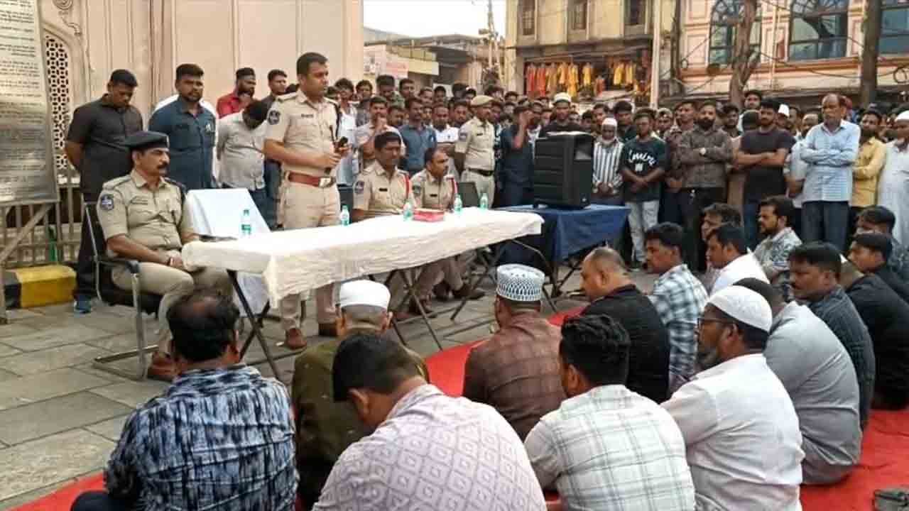 Charminar Police Warn Against Mamool Collection In Hyderabad