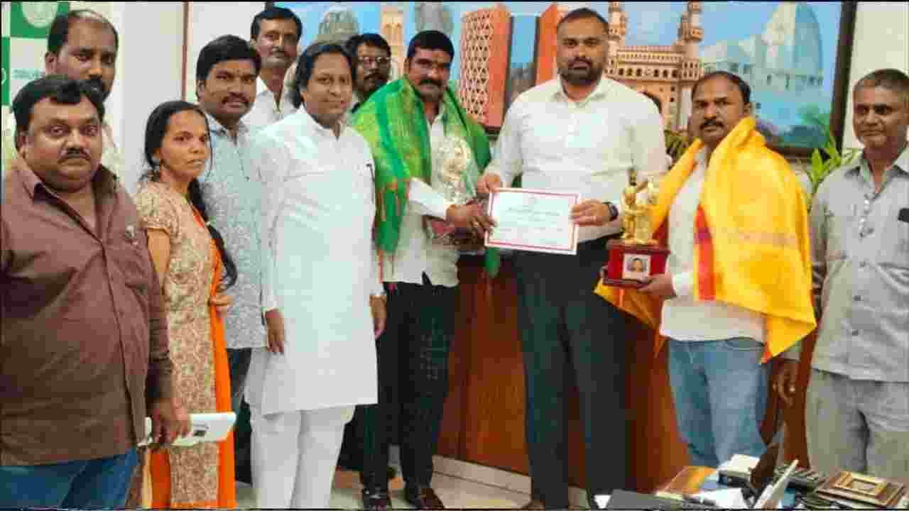 GHMC Commissioner Felicitates Shrama Shakti Award Winners