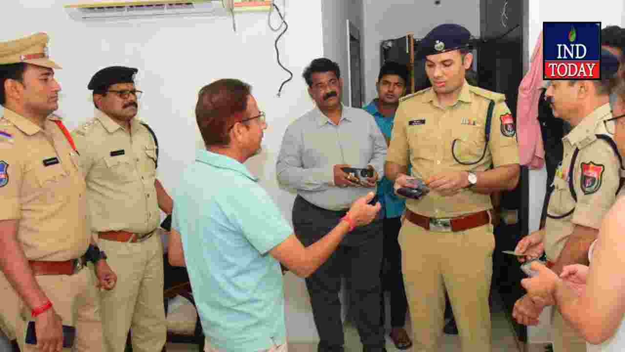 Karimnagar CP Conducts Surprise Checks At Jewellery Shops And Lodges