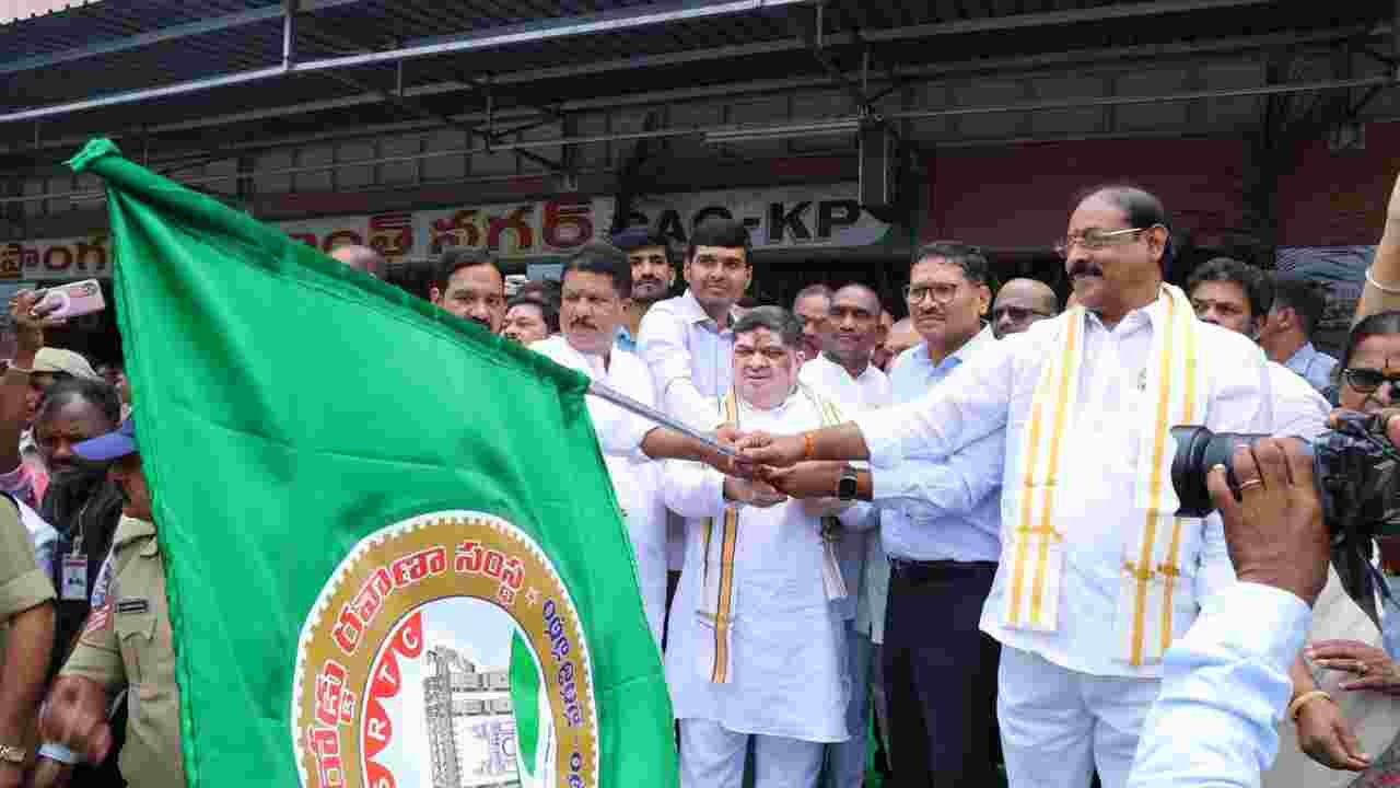 Ponnam Prabhakar Launches 60 New Electric Buses In Hyderabad