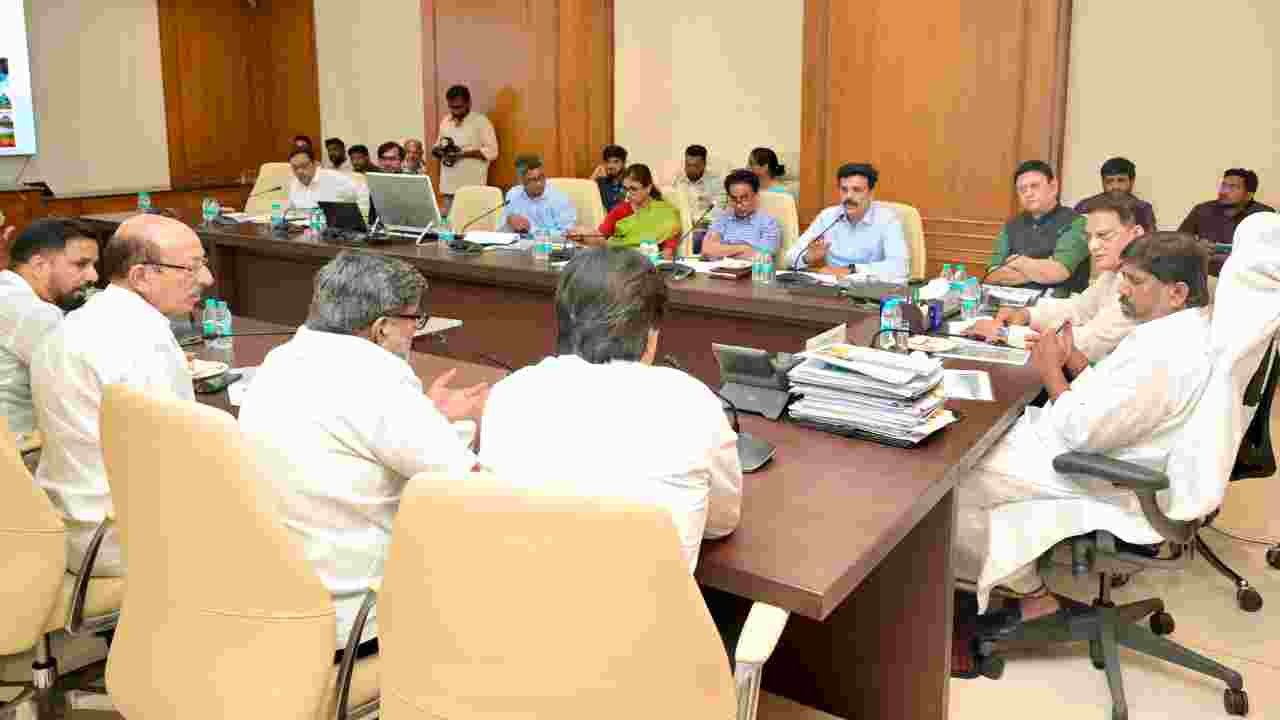 Azharuddin Seeks 20 Minority Degree Colleges, New Hajj House